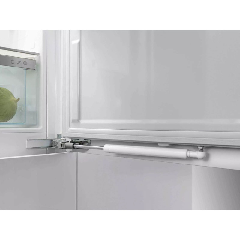 Liebherr Ref with bottom freezer, 177x55.9х54.6, ref-182L, freez.-67L, 2doors, A++, NF, ice maker, display int, white (ICND5133)
