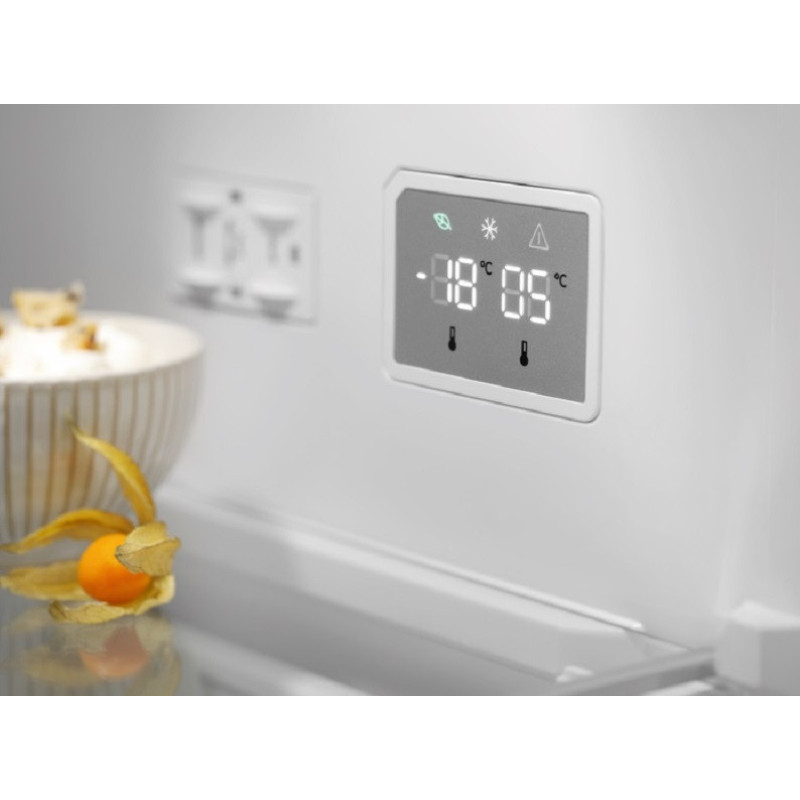 Electrolux Холодильник с нижн. мороз., холод.отд.-244л, мороз.отд.-94л, А+, NF, инв., диспл внутр., зона св-ти, черный+стекло (RNT7ME34K1)