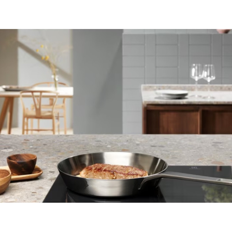 Electrolux Варочная поверхность индукционная, 60см, расширенная зона, термощуп, Fry sensor, сенсорный дисплей, Hob2Hood, графит (EIS6648)