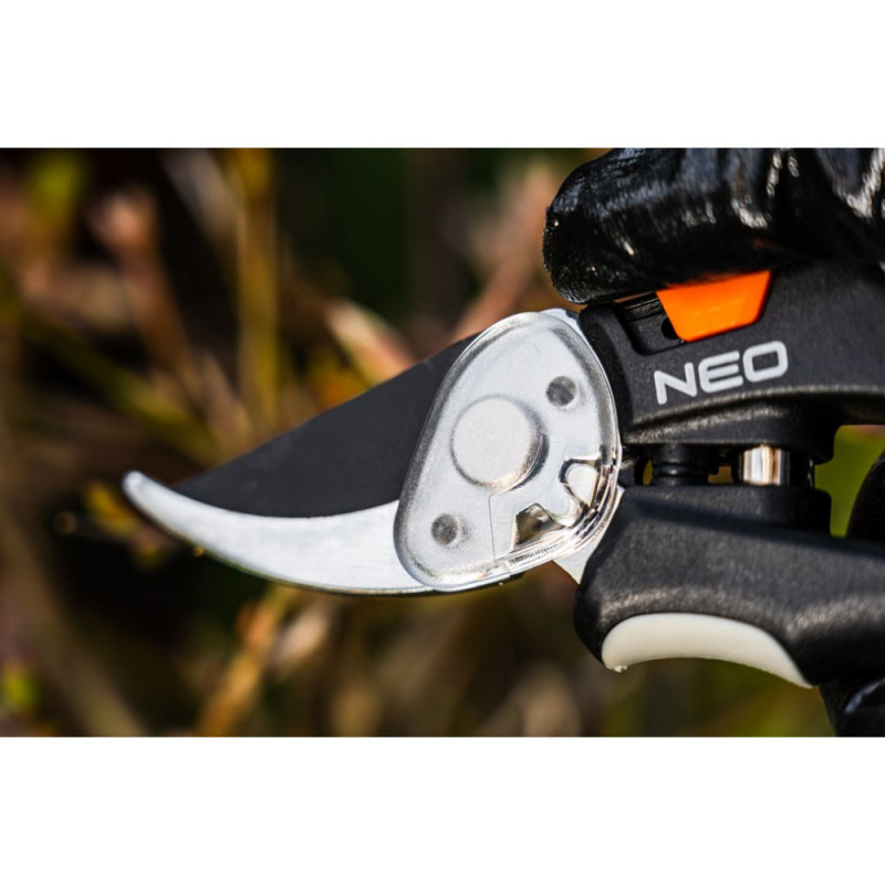 Neo Tools Секатор плоскостной, d реза 18мм, 200мм, 206г (15-204)