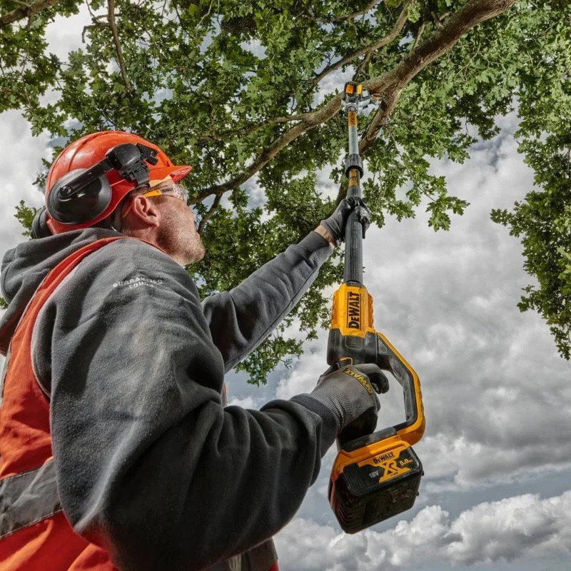 DeWALT Висоторіз ланцюговий акумуляторний безщітковий 18В шина 20см штанга 180-280см 4.0кг без АКБ та ЗП (DCMPS567N)