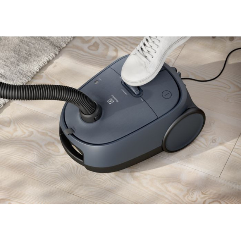 Electrolux Пылесос мешковый, 750Вт, мешок-3.5л, HEPA12, s-bag, 4 насадки, синий (EB61C4DB)
