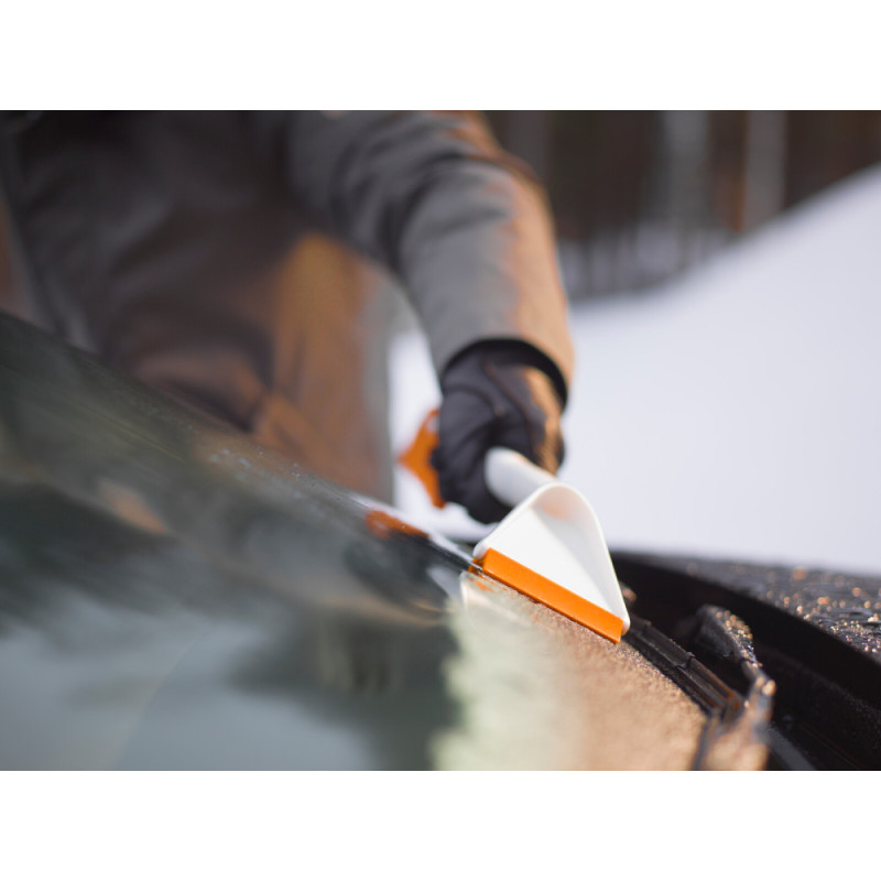 Fiskars Щетка со скребком SnowXpert, 67 см, 221г (1019352)