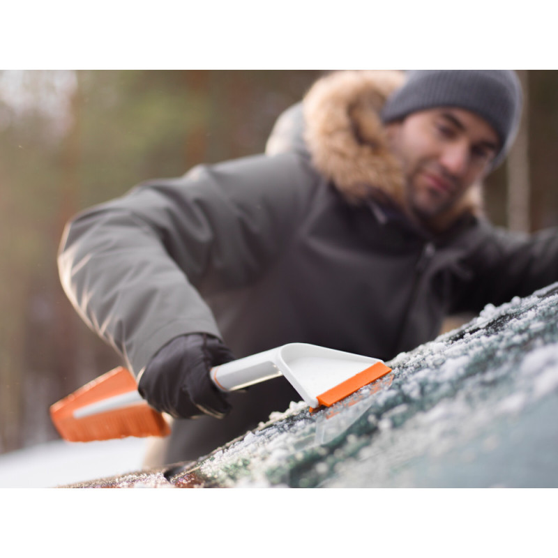 Fiskars Щетка со скребком SnowXpert, 67 см, 221г (1019352)