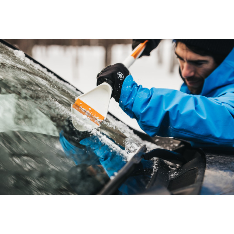 Fiskars Щетка со скребком SnowXpert, 67 см, 221г (1019352)