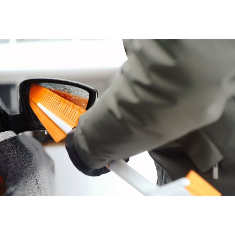 Fiskars Щетка со скребком SnowXpert, 67 см, 221г (1019352)