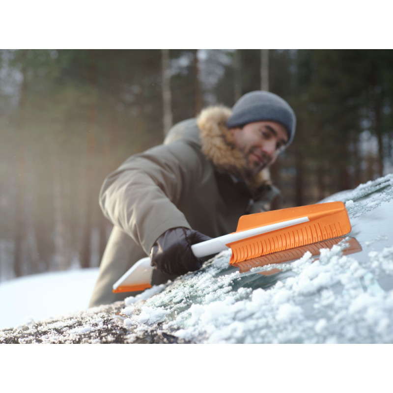 Fiskars Щетка со скребком SnowXpert, 67 см, 221г (1019352)